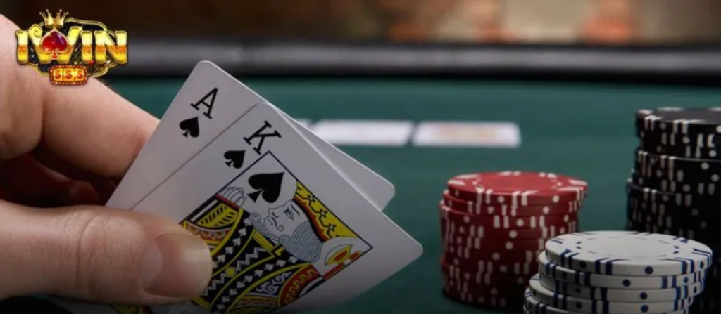 Ảnh cộng đồng người chơi đang thảo luận về game bài tại Iwin68